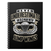 ジャンプ翼を持つ老人を決して過小評価しないミリ ノートブック (正面)