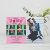 ジャンプ トランポリン 誕生日 女の子 ピンク フォト 招待状 (スタンド正面)