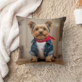 ジャン・ジャケットを着た可愛い犬 クッション (ブランケット)