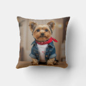 ジャン・ジャケットを着た可愛い犬 クッション (裏面)