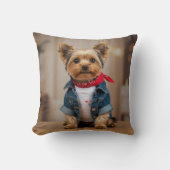 ジャン・ジャケットを着た可愛い犬 クッション (正面)