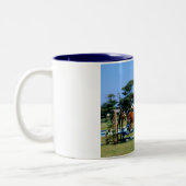 ジャージーでジャンプを表示 ツートーンマグカップ (左)