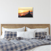 ジャージーのサンセットにあるコルビエールの灯台 キャンバスプリント (インサイチュ (寝室))