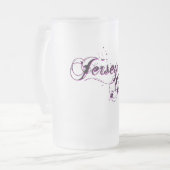 ジャージーの女の子によって曇らされるマグ フロストグラスビールジョッキ (正面左)