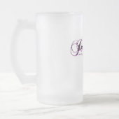 ジャージーの女の子によって曇らされるマグ フロストグラスビールジョッキ (左)