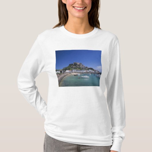 ジャージー島ゴーリーにあるモン・オルゲイユ城と港 Tシャツ (正面)