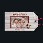 ジャージー・カウズ、バーンドウッド、写真"Moory Christmas" ギフトタグ<br><div class="desc">サンタハットにジャージーの牛が登場するこの「ムーリー・クリスマス」のプレゼントラベルで農場魅力的と新鮮な休日の応援を広げる。この贈り物ラベルは、休日の間にパンスや家畜、そしてユーモアのビットを愛するすべての人に最適である。フロントにはフェスティバル牛が表示されよくはしゃぐ、グリーティング"Moory Christmas"とカスタマイズあなたの家族の写真と共にすることができます。友人や家族が愛する休日のデザインのためにユニーク、あなたの家族の名前と年で完全にパーソナライズ。良い笑いを楽しむ動物愛好家や誰にとっても理想的。pawsnclawspaperie@gmail.comで連絡もしのデザインや編集に関する質問がありますので、お願いします。</div>