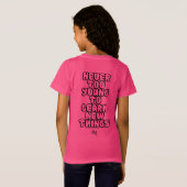 ジャージーTシャツ：決して若すぎない(明るい赤紫色) Tシャツ (裏面フル)