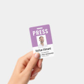 ジャーナリストのプレスパス写真名ロゴID紫 バッジ (手持ち)