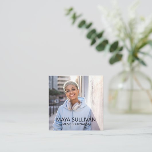 ジャーナリスト音楽ラジオプロフェッショナル写真 スクエア名刺 (スタンド正面)