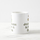 ジャーナリズムは犯罪ではない コーヒーマグカップ (中央)