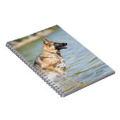 ジャーマンシェパードが水に飛び込む ノートブック (右側)