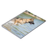 ジャーマンシェパードが水に飛び込む ノートブック (左側)