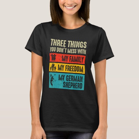 ジャーマンシェパードと相性の悪い3つのもの Tシャツ (正面)