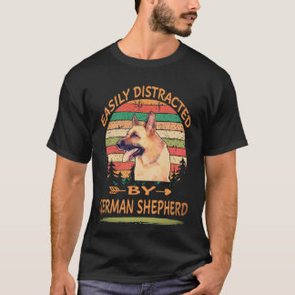 ジャーマンシェパードに簡単に気を取られる8 Tシャツ