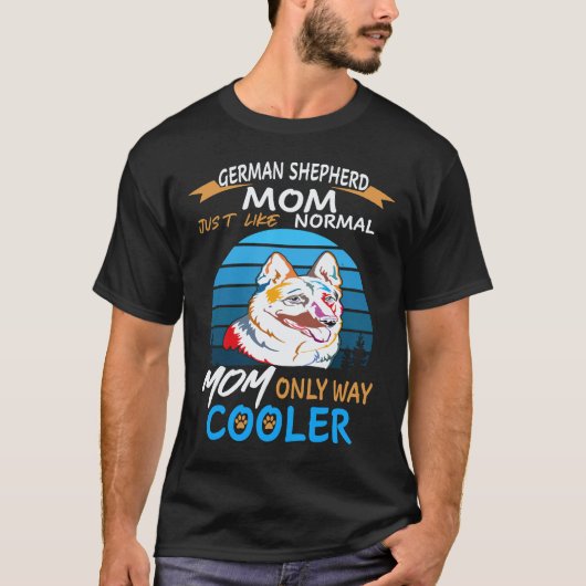 ジャーマンシェパードのママ 普通のママと一緒 でもちょっとW Tシャツ (正面)