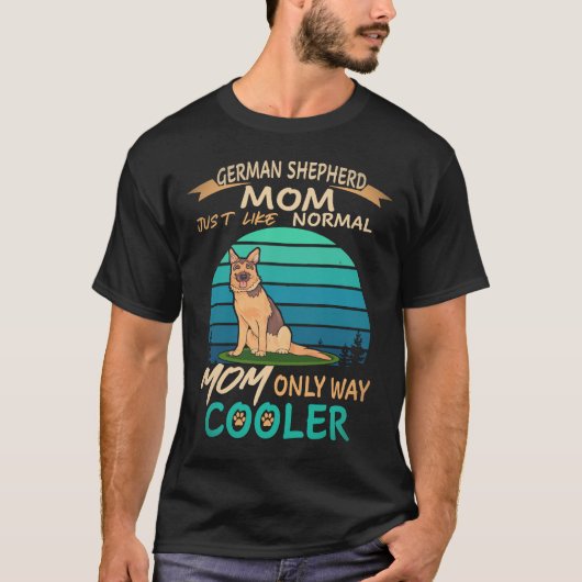 ジャーマンシェパードのママ 普通のママと変わらないけどW Tシャツ (正面)