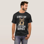 ジャーマンシェパードドッグの耳が立つシステム起動 Tシャツ (正面フル)