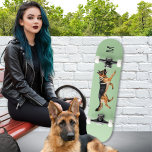 ジャーマンシェパードドッグ写真モノグラムのグリーン スケートボード<br><div class="desc">愛犬家クールのための犬をテーマにしたスケートボード，ライトグリーンの背景にドイツの羊飼いの犬の写真.受信者のイニシャルを仕上げtouchのモノグラムとしてパーソナライズ。</div>