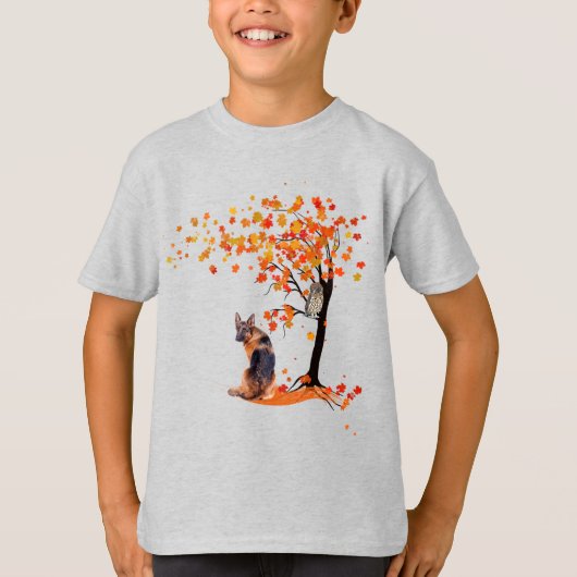 ジャーマンシェパードフクロウと秋ツリー犬のオーナー秋 Tシャツ (正面)