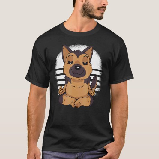 ジャーマンシェパード ヨガ 瞑想 面白い 犬 Tシャツ (正面)