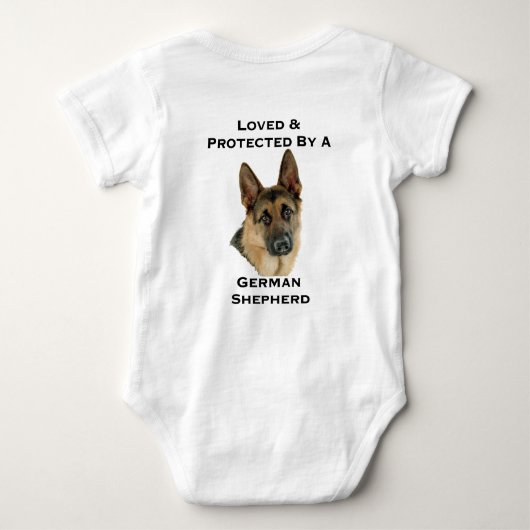 ジャーマン・シェパードによって愛される及び保護されて ベビーボディスーツ (裏面)