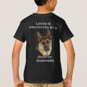 ジャーマン・シェパードによって愛される及び保護されて Tシャツ (裏面)
