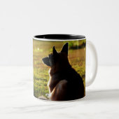 ジャーマン・シェパードのコーヒー・マグ ツートーンマグカップ (正面右)