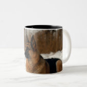 ジャーマン・シェパードのコーヒー・マグ ツートーンマグカップ (正面右)