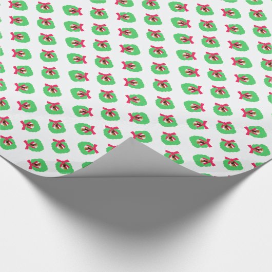 ジャーマン・シェパードの休日のクリスマスのリース ラッピングペーパー (角)