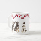 ジャーマン・シェパードの子犬および赤いオーナメント コーヒーマグカップ (正面左)