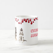 ジャーマン・シェパードの子犬および赤いオーナメント コーヒーマグカップ (中央)