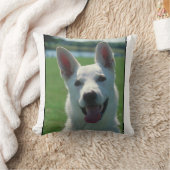 ジャーマン・シェパードのMoJoの白い枕 クッション (ブランケット)