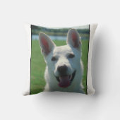 ジャーマン・シェパードのMoJoの白い枕 クッション (裏面)