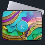 ジュエルモダン抽象芸術カラフル&金ゴールドモノグラム ラップトップスリーブ<br><div class="desc">このノートパソコンのケースのスリーブデザインは、ターコイズ、紫、青、緑が金属金ゴールドで渦巻く美しいカラフルデザインを備えフェイクている。センターはモノグラムのイニシャルを持つ。デザインは3次元で表示される。ユニークとすごいおもしろいは確かに一種だ!Simple Farmhouse Pressによって作成。</div>