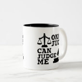 ジュディだけが私を判断できる、エンパワーメント引用文ギフト ツートーンマグカップ (正面右)
