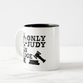 ジュディだけが私を判断できる、エンパワーメント引用文ギフト ツートーンマグカップ (正面左)