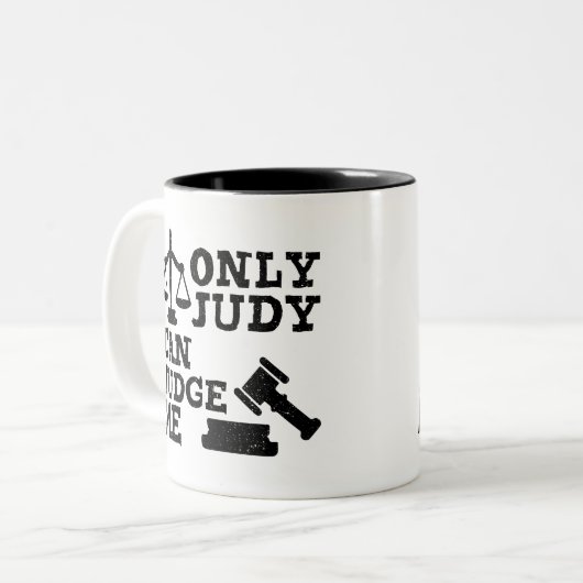 ジュディだけが私を判断できる、エンパワーメント引用文ギフト ツートーンマグカップ (正面左)