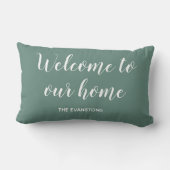 ジュニパーグリーンウェルカムホーム名前をカスタムする枕 ランバークッション (裏面)