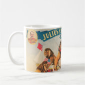 ジュリアス・シーズのサーカスのポスターと彼のライオン コーヒーマグカップ (左)
