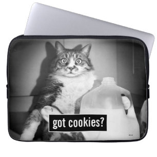 ジューグの牛乳を飲む猫 ラップトップスリーブ