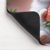 ジューシーなイチゴを持つ白いバニー マウスパッド (コーナー)