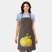 ジューシーなオレンジのおもしろい エプロン (着用した状態)