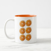 ジューシーなオレンジのスライス水の色のアートパターポップ・アートのンアート ツートーンマグカップ (左)