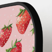 ジューシーなピンク：イチゴ畑に渦巻く ピックルボールラケット (左詳細)