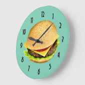 ジューシーな大きなチーズバーガーの写真 ラージ壁時計 (傾斜)