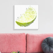 ジューシーな熟したオーガニックライムのくさび果実が水没した キャンバスプリント (インサイチュ (リビング))