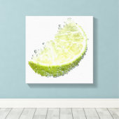 ジューシーな熟したオーガニックライムのくさび果実が水没した キャンバスプリント (インサイチュ (ウッドフロア))