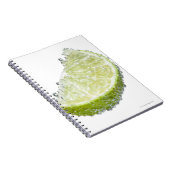 ジューシーな熟したオーガニックライムのくさび果実が水没した ノートブック (右側)