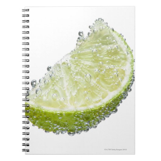 ジューシーな熟したオーガニックライムのくさび果実が水没した ノートブック (正面)